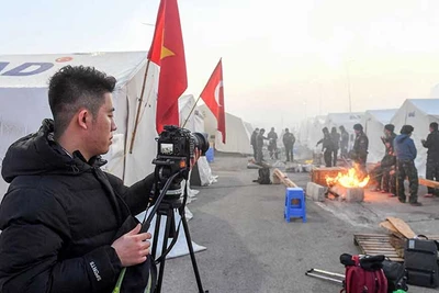 Phóng viên Báo Nhân Dân tác nghiệp tại các vùng chịu ảnh hưởng bởi động đất ở Thổ Nhĩ Kỳ. (Ảnh THÀNH ĐẠT)