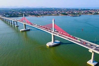 Cầu Cửa Hội bắc qua sông Lam, góp phần phát triển kinh tế-xã hội vùng nam Nghệ An-bắc Hà Tĩnh.