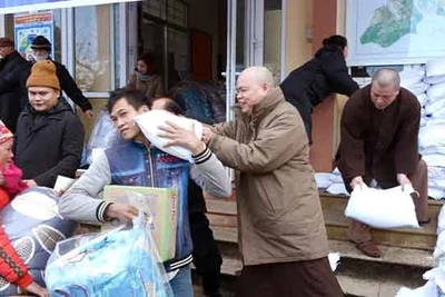 Thượng tọa Thích Thanh Phong, Phó Chủ tịch Hội đồng Trị sự, Trưởng ban Kinh tế-Tài chính Trung ương Giáo hội Phật giáo Việt Nam trao quà “Xuân yêu thương 2023” tại Lào Cai và Lai Châu. (Ảnh LÂM HUY)