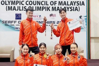 Các kiếm thủ Việt Nam nhận HCV vô địch Đông Nam Á 2023. (Ảnh TUẤN ANH)