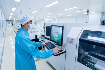 Dây chuyền sản xuất công nghệ cao của Công ty TNHH một thành viên Công nghệ cao Điện Quang, Khu Công nghệ cao TP Hồ Chí Minh. (Ảnh MAI HƯƠNG)