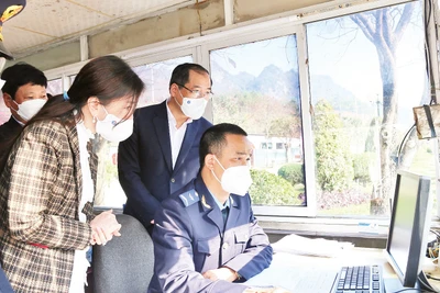 Đại diện lãnh đạo UBND tỉnh Lạng Sơn kiểm tra nền tảng cửa khẩu số tại Cửa khẩu quốc tế Hữu Nghị, Cao Lộc (Lạng Sơn).