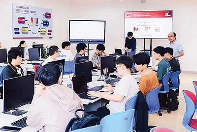 Khóa bồi dưỡng ngắn hạn về thiết kế vi mạch bán dẫn của Trường đại học Công nghệ Thông tin và Truyền thông Việt Hàn.