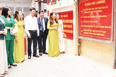 Các đại biểu tham quan mô hình Tổ dân phố kiểu mẫu tại Tổ 23, phường Trung Liệt, quận Đống Đa.