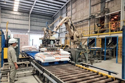 Công nhân Nhà máy DAP-2 Lào Cai vận hành dây chuyền sản xuất.