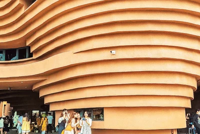 Khách du lịch tham quan Trung tâm Tinh hoa Làng nghề Việt.