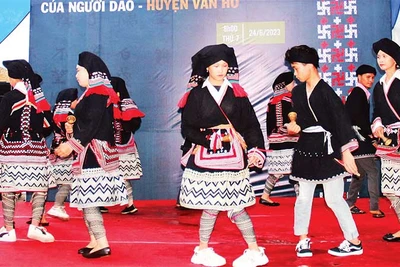 Một tiết mục văn nghệ đậm sắc văn hóa dân tộc Dao.