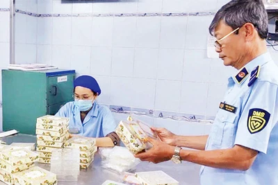 Các đơn vị chức năng thuộc Cục Quản lý thị trường thành phố kiểm tra một cơ sở sản xuất hàng hóa tại quận Phú Nhuận.