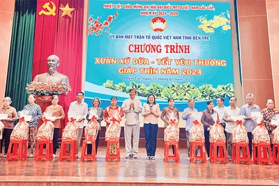 Lãnh đạo tỉnh Bến Tre trao quà tặng gia đình chính sách, người nghèo nhân dịp Tết Nguyên đán Giáp Thìn 2024 . (Ảnh HOÀNG TRUNG)
