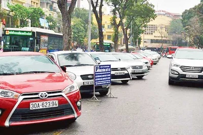 Một điểm trông giữ xe tại khu vực trung tâm quận Hoàn Kiếm. (Ảnh PHẠM HÙNG)