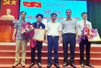 Đồng chí Phàn Tờ Mìn, Bí thư Chi bộ thôn Đoàn Kết (thứ hai từ trái qua) giành giải khuyến khích trong hội thi Bí thư chi bộ giỏi huyện Yên Minh, tỉnh Hà Giang.