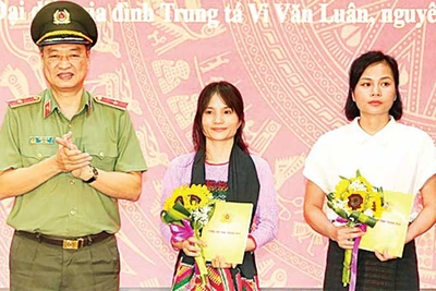 Giám đốc Công an tỉnh Thanh Hóa trao quà tặng cho thân nhân các liệt sĩ hy sinh trong đấu tranh với tội phạm ma túy.