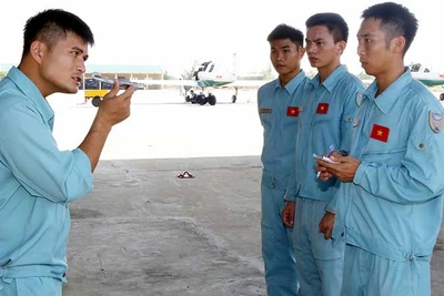 Giáo viên bay Trung đoàn 920, Trường Sĩ quan Không quân rút kinh nghiệm cho học viên phi công quân sự sau chuyến bay.