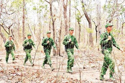 Vượt qua điều kiện khắc nghiệt ở khu vực biên giới, cán bộ, chiến sĩ Bộ đội Biên phòng Đắk Lắk luôn hoàn thành nhiệm vụ mà Đảng, Nhà nước và nhân dân giao phó. (Ảnh TTXVN)