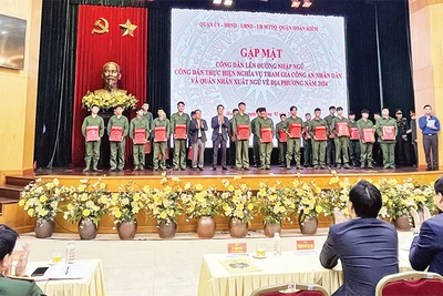 Quận Hoàn Kiếm tổ chức gặp mặt, tặng quà công dân nhập ngũ.