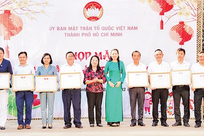 Ủy ban Mặt trận Tổ quốc Thành phố Hồ Chí Minh tặng Bằng khen cho các kiều bào có nhiều đóng góp cho sự phát triển của thành phố.