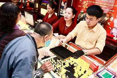 Khách hàng giao dịch mua bán vàng. (Ảnh MINH ANH)