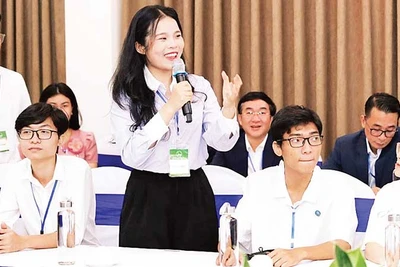 Sinh viên Vũ Thu Hằng phát biểu cảm xúc trong buổi gặp mặt Thủ tướng Singapore Lý Hiển Long tại Đại học Quốc gia Hà Nội ngày 29/8/2023.