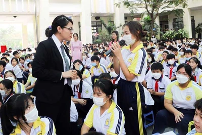 Học sinh Trường THCS Nguyễn Thị Hương (huyện Nhà Bè, TP Hồ Chí Minh) đặt câu hỏi với luật sư tại phiên tòa giả định chuyên đề “Nói không với bạo hành trẻ em”. (Ảnh TUYẾT NHUNG)