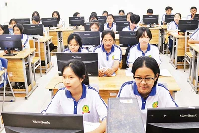 Phòng học của Trường phổ thông Dân tộc nội trú trung học cơ sở và phổ thông trung học huyện Tiểu Cần với trang thiết bị hiện đại, đáp ứng yêu cầu học tập của học sinh Khmer.