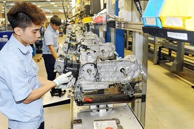 Dây chuyền sản xuất lắp ráp xe máy của Công ty TNHH Piaggio Việt Nam (Khu công nghiệp Bình Xuyên, tỉnh Vĩnh Phúc). (Ảnh TRẦN HẢI)