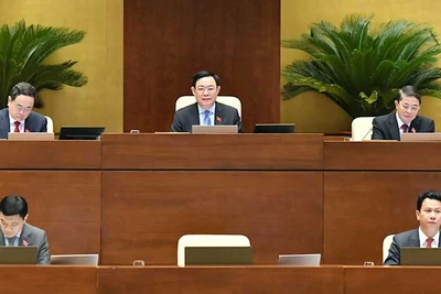 Chủ tịch Quốc hội Vương Đình Huệ và các Phó Chủ tịch Quốc hội điều hành phiên toàn thể tại hội trường, thảo luận về dự án Luật Đất đai (sửa đổi). (Ảnh NGUYỄN ĐĂNG)