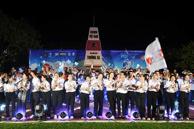 Sinh viên, cán bộ Hội tiêu biểu và cán bộ, chiến sĩ, người dân thị trấn Trường Sa (huyện Trường Sa, tỉnh Khánh Hòa) trong hành trình “Sinh viên với biển, đảo Tổ quốc” năm 2023. (Ảnh NAM TRẦN)