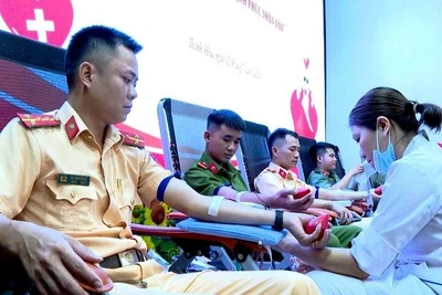 Công an Thanh Hóa tình nguyện hiến máu.