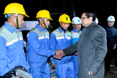 Thủ tướng Phạm Minh Chính thăm hỏi động viên công nhân thi công Dự án Đường dây 500kV Nam Định 1-Thanh Hóa ngày 27/1/2024.
