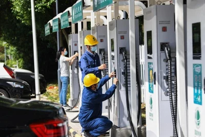 Bảo dưỡng trạm sạc xe ô-tô điện.