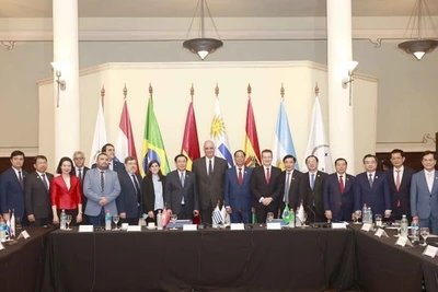 Chủ tịch Quốc hội Vương Đình Huệ và ông Gustavo Penades (bên phải), Chủ tịch Nghị viện Mercosur với đại biểu. (Ảnh: Doãn Tấn/TTXVN) 