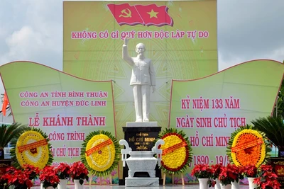 Tượng đài Chủ tịch Hồ Chí Minh tại Công an huyện Đức Linh. 