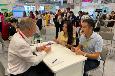 Doanh nghiệp giao thương, ký kết hợp đồng tại Viet Nam International Sourcing 2023.