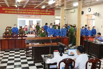 Các bị cáo tại phiên tòa. 