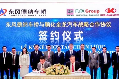 Lễ ký kết thỏa thuận hợp tác chiến lược giữa các doanh nghiệp ô-tô hai nước Việt Nam-Trung Quốc dưới sự chứng kiến của lãnh đạo thành phố Tương Dương.