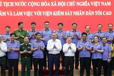 Chủ tịch nước Tô Lâm với lãnh đạo Viện Kiểm sát nhân dân tối cao và các đại biểu. (Ảnh: Nhan Sáng-TTXVN) 