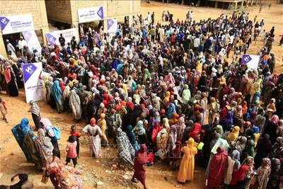 Người dân xếp hàng chờ được phát bữa ăn cứu trợ tại Omdurman, Sudan. Ảnh tư liệu: THX/TTXVN