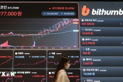 Biểu đồ giá đồng Bitcoin tại sàn giao dịch ở Seoul (Hàn Quốc) hồi tháng Ba năm ngoái. (Ảnh: Yonhap/TTXVN) 