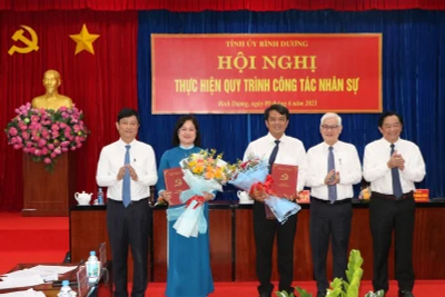 Thường trực Tỉnh ủy trao quyết định và tặng hoa chúc mừng đồng chí Bùi Thanh Nhân và đồng chí Nguyễn Thị Mỹ Hằng. 