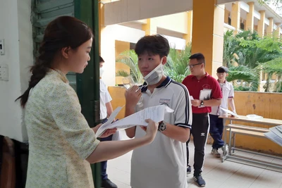 Các thí sinh làm thủ tục vào phòng thi. 