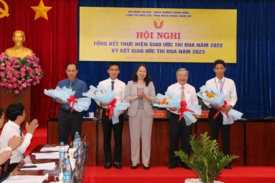 Phó Chủ tịch nước Võ Thị Ánh Xuân biểu dương và tặng hoa các cá nhân tiêu biểu trong phong trào thi đua của Cụm.