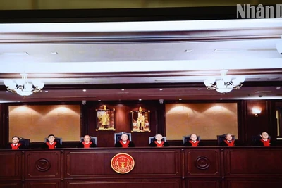 9 thẩm phán Tòa án Hiến pháp Thái Lan tại phiên xét xử. (Ảnh: XUÂN SƠN)