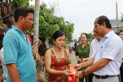Lãnh đạo huyện Cần Giuộc (Long An) hỗ trợ, động viên hộ dân bị thiệt hại do sạt lở. 