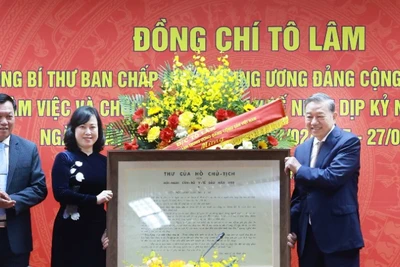 Tổng Bí thư Tô Lâm tặng Thư của Chủ tịch Hồ Chí Minh gửi Hội nghị cán bộ y tế đầu năm 1955. (Ảnh: TTXVN)