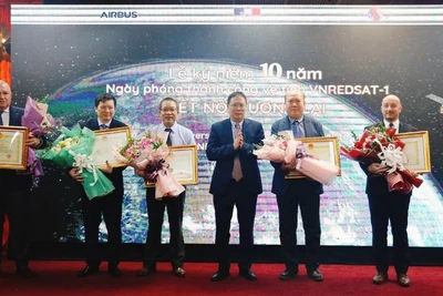 Giáo sư, Viện sĩ Châu Văn Minh trao bằng khen và kỷ niệm chương cho các cán bộ Việt Nam và Pháp có đóng góp thúc đẩy dự án. (Nguồn ảnh: Trung tâm Thông tin-Tư liệu, Viện Hàn lâm Khoa học và Công nghệ Việt Nam)