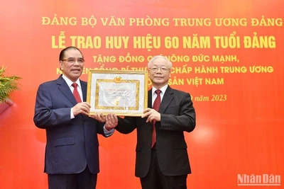 Tổng Bí thư Nguyễn Phú Trọng trao Huy hiệu 60 năm tuổi Đảng tặng nguyên Tổng Bí thư Nông Đức Mạnh. (Ảnh: Đăng Khoa)