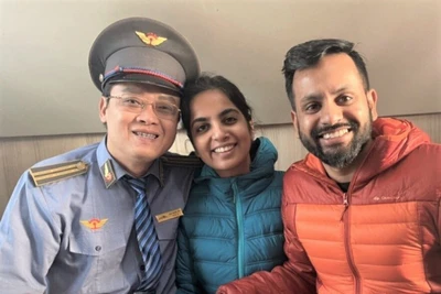 Tổ tàu SE8 trao trả cho khách Ấn Độ tài sản giá trị bỏ quên 