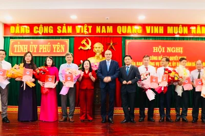 Lãnh đạo tỉnh Phú Yên trao các quyết định điều động, phân công, chỉ định, bổ nhiệm cho các cán bộ. 