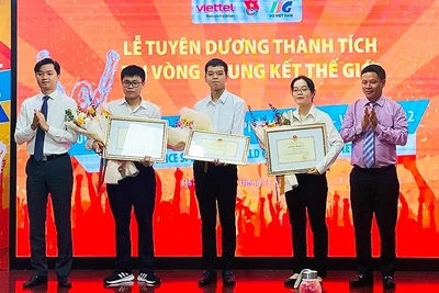 Ban Tổ chức trao Bằng khen của Bộ Giáo dục và Đào tạo tặng các thí sinh giành huy chương tại Vòng chung kết thế giới các Cuộc thi MOS và ACP năm 2022.