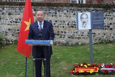 Khánh thành Biển kỷ niệm mang tên Chủ tịch Hồ Chí Minh tại thành phố Sainte Adresse, Pháp